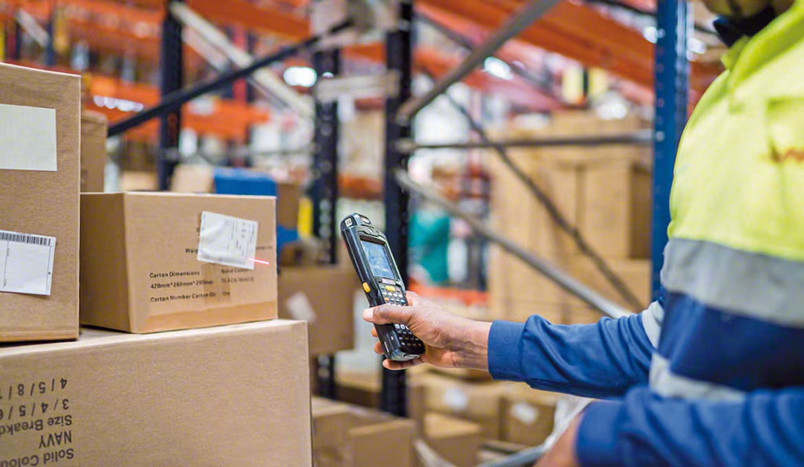 Trabajador cargando caja grande